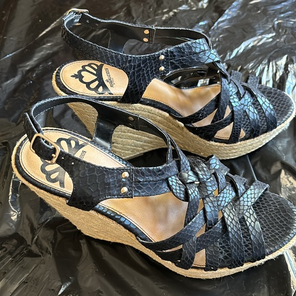 Fergalicious by Fergie black open toe studded leather strapped wedges 9M/7UK/40E - Picture 2 of 9